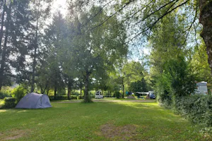 Camping Ferien am Walde - Blick auf die Standplätze auf der Wiese