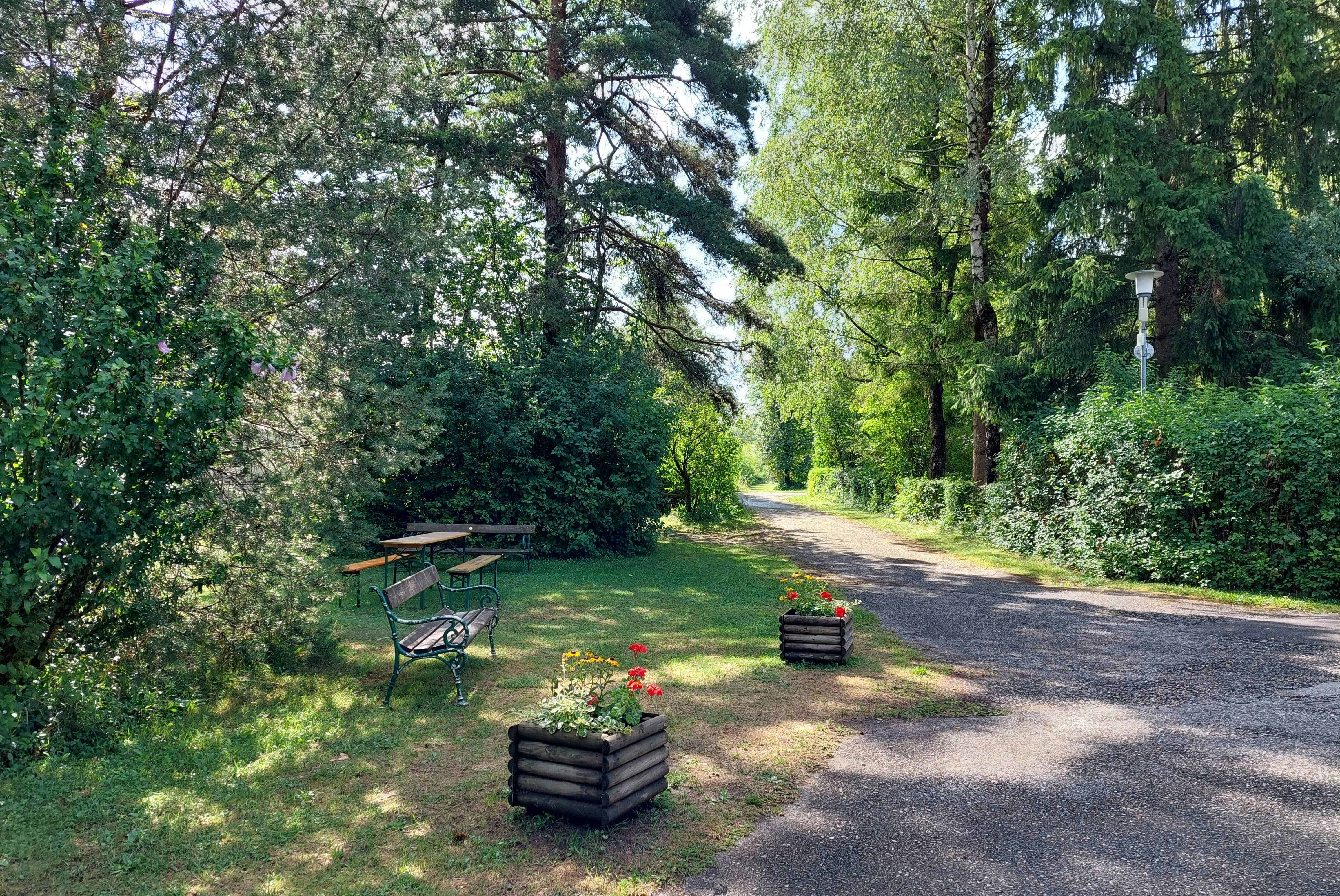 Camping Ferien am Walde - Sitzgelegenheiten in der Natur auf dem Campingplatz