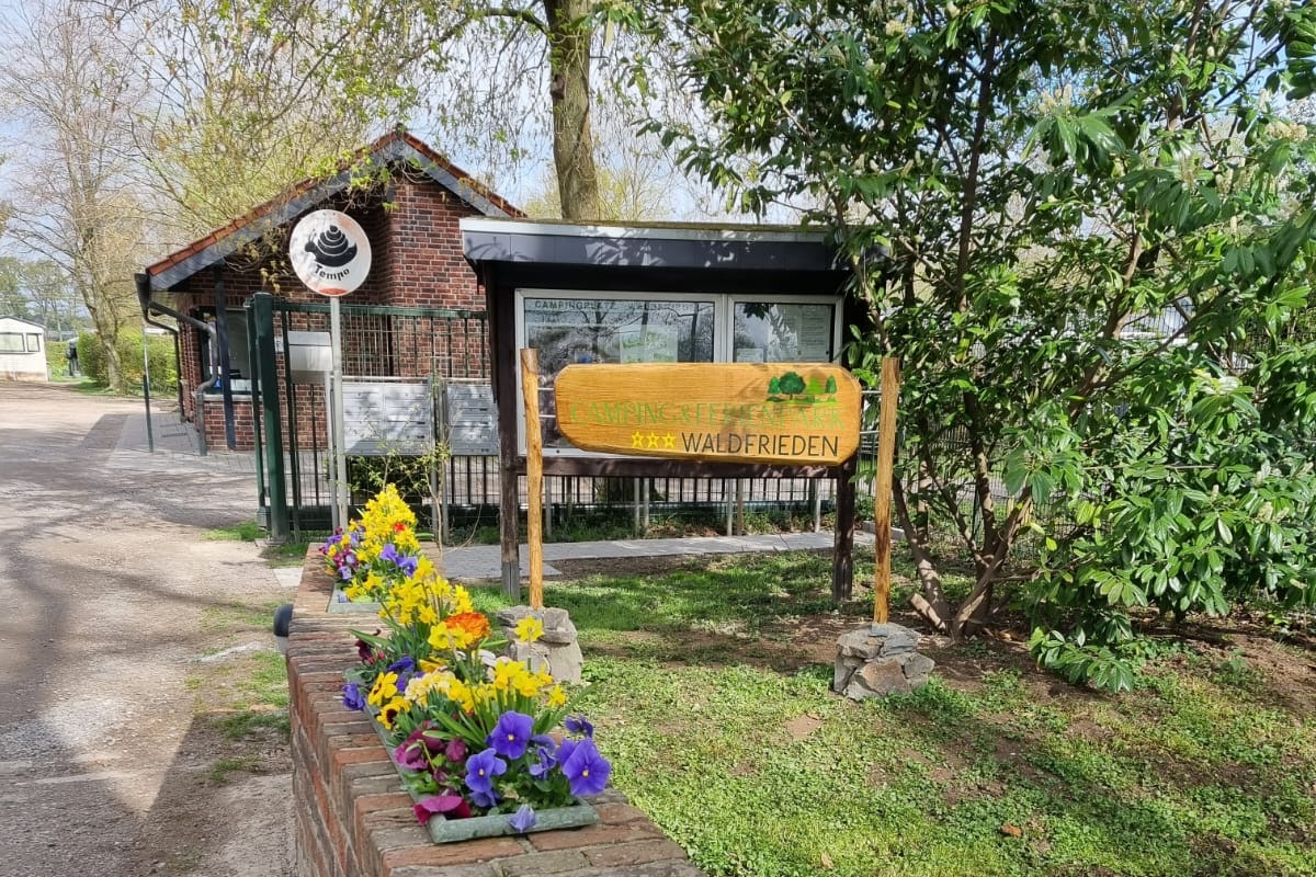 Camping & Ferienpark Waldfrieden - Eingang des Campingplatzes