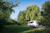 Camping Ferme de Prunay - Wohnmobil- und  Wohnwagenstellplätze auf der Wiese