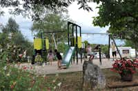 Camping Ferme des Campagnes - Spielplatz mit Rutsche, Schaukeln, Kletternetz und spielenden Kindern