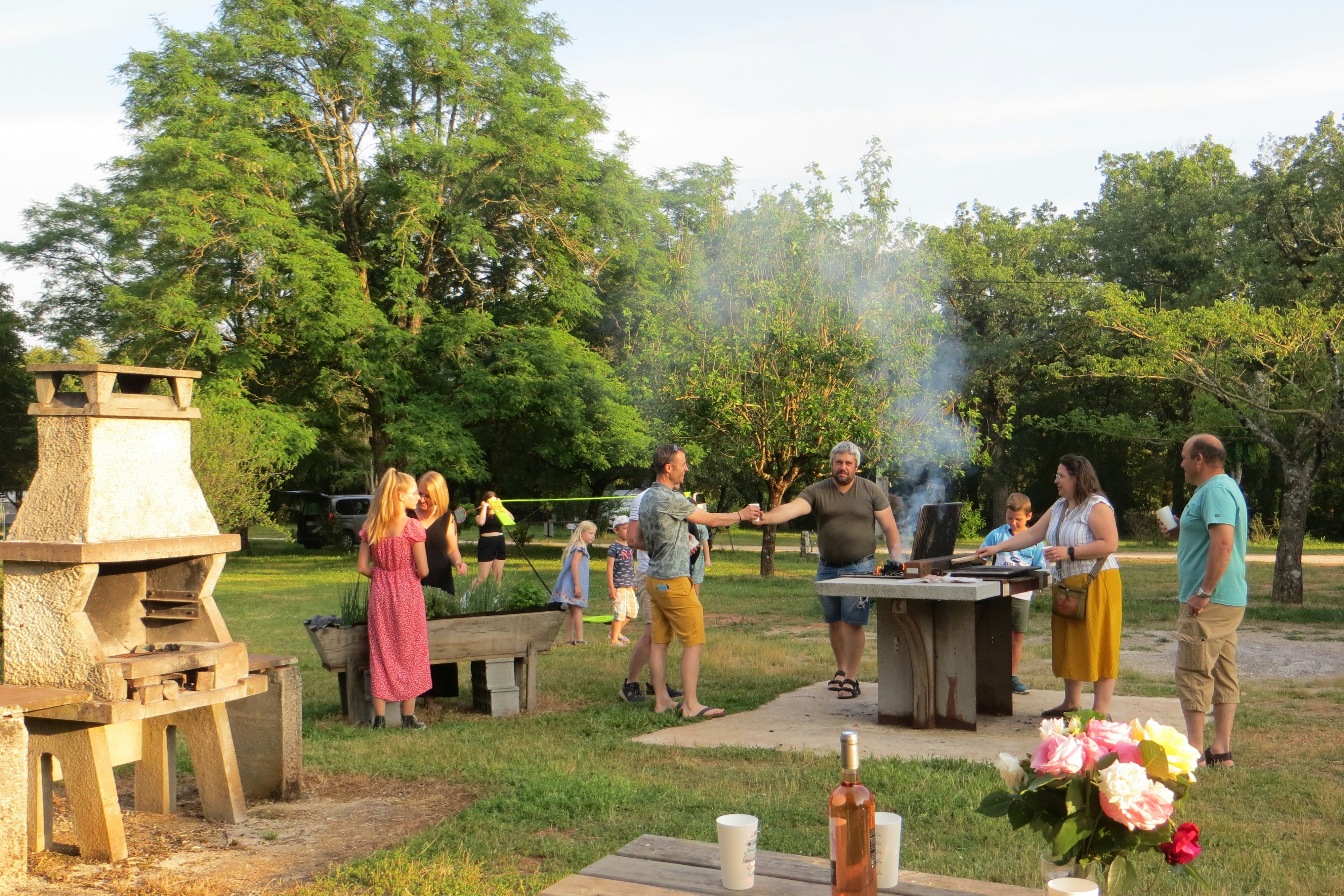 Camping Les Campagnes  Camping Ferme des Campagnes - Grillstelle auf dem Campingplatz