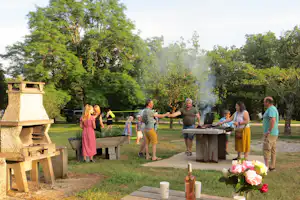 Camping Les Campagnes Camping Ferme des Campagnes - Grillstelle auf dem Campingplatz
