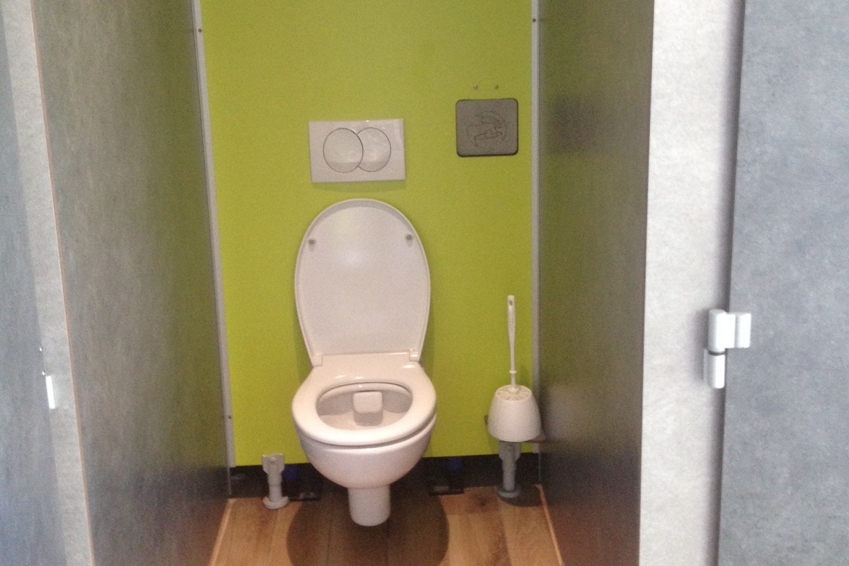 Camping Ferme des Saules - Toilettenkabine im Sanitärgebäude