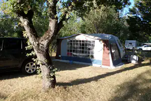 Camping Fief Melin - Wohnwagenstellplätze im Grünen auf dem Campingplatz