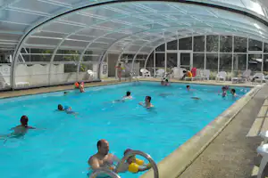 Camping Fief Melin - Campingplatzanlage mit Pool und Liegestühlen