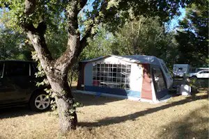 Camping Fief Melin - Zeltplatz im Schatten der Bäume