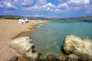 Camping Finikes - Badestrand mit Liegestühlen und Sonnenschirmen beim Campingplatz