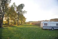 Camping Finsterhof - Wohnwagenstellplat auf der Wiese der Campingplatzanlage