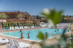 Firenze Camping in Town - Pool vom Campingplatz mit Liegestühlen in der Sonne