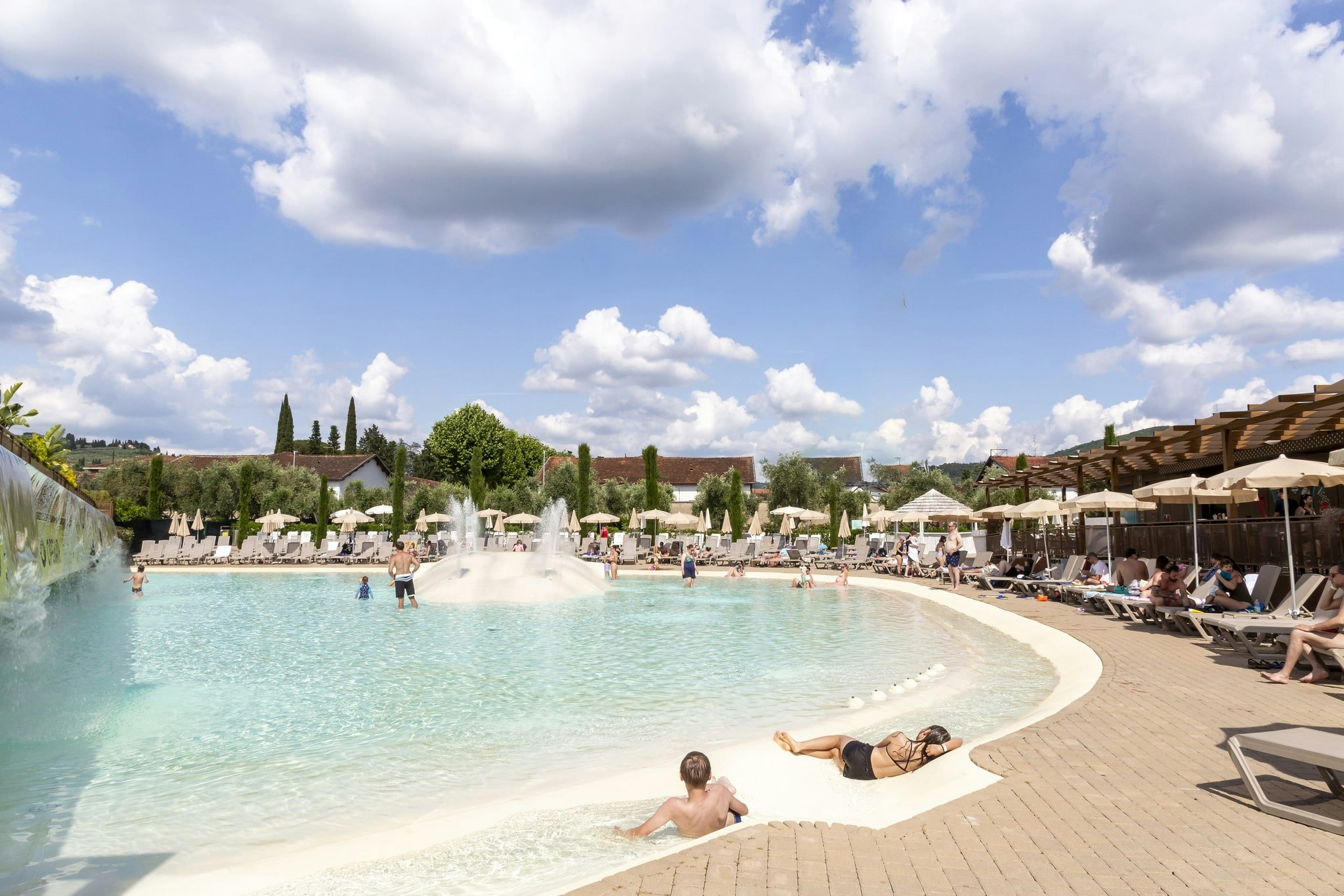 hu Firenze Camping in Town  - Pool im Freien mit Liegestühlen und Sonnenschirmen