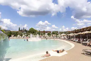 hu Firenze Camping in Town - Pool im Freien mit Liegestühlen und Sonnenschirmen