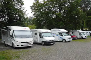 Camping Fischers Fritz - Wohnwagenstellplatz und Wohnmobilstellplatz vom Campingplatz zwischen Bäumen