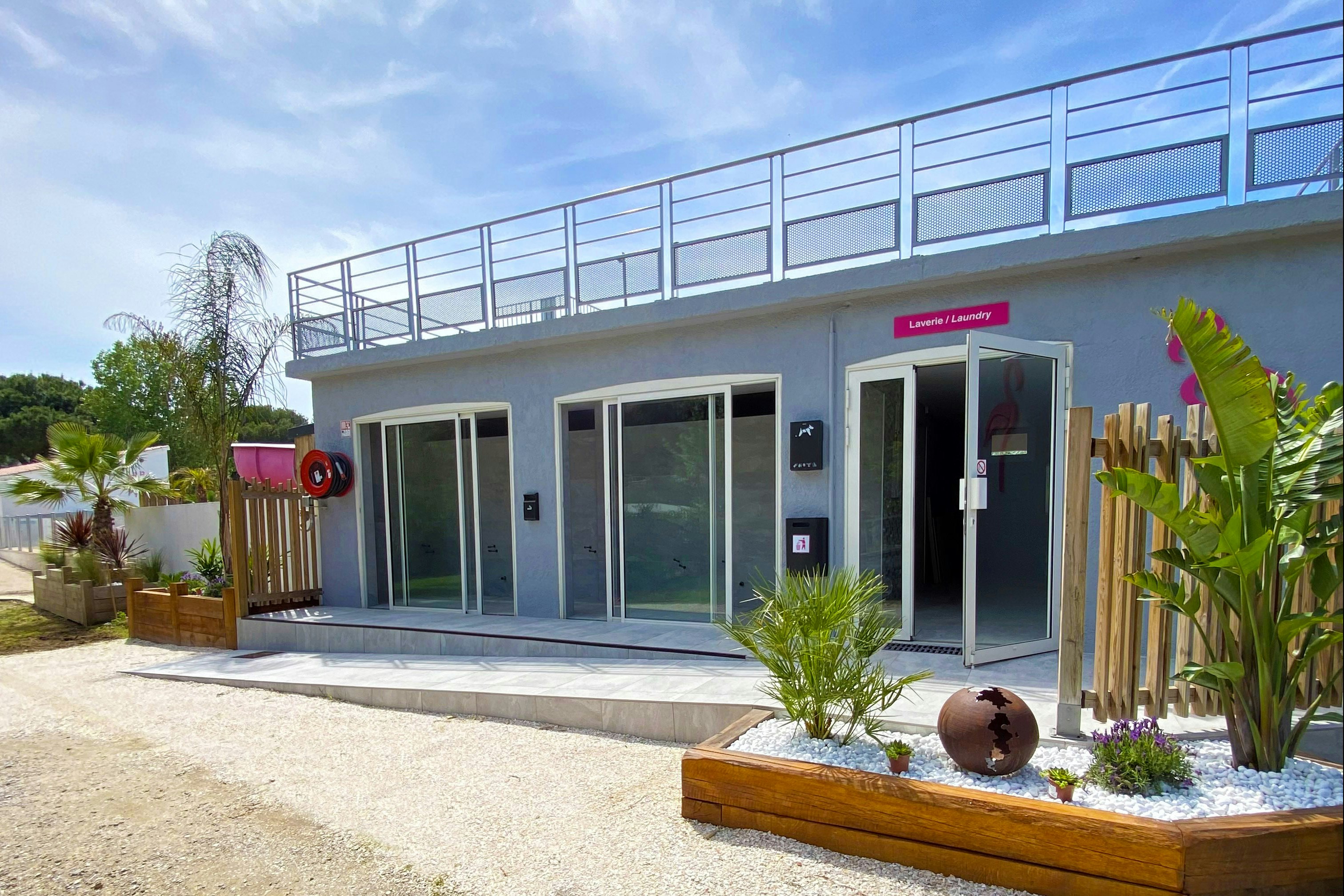 Camping Les Flamants Roses - Außenansicht des Sanitärgebäudes