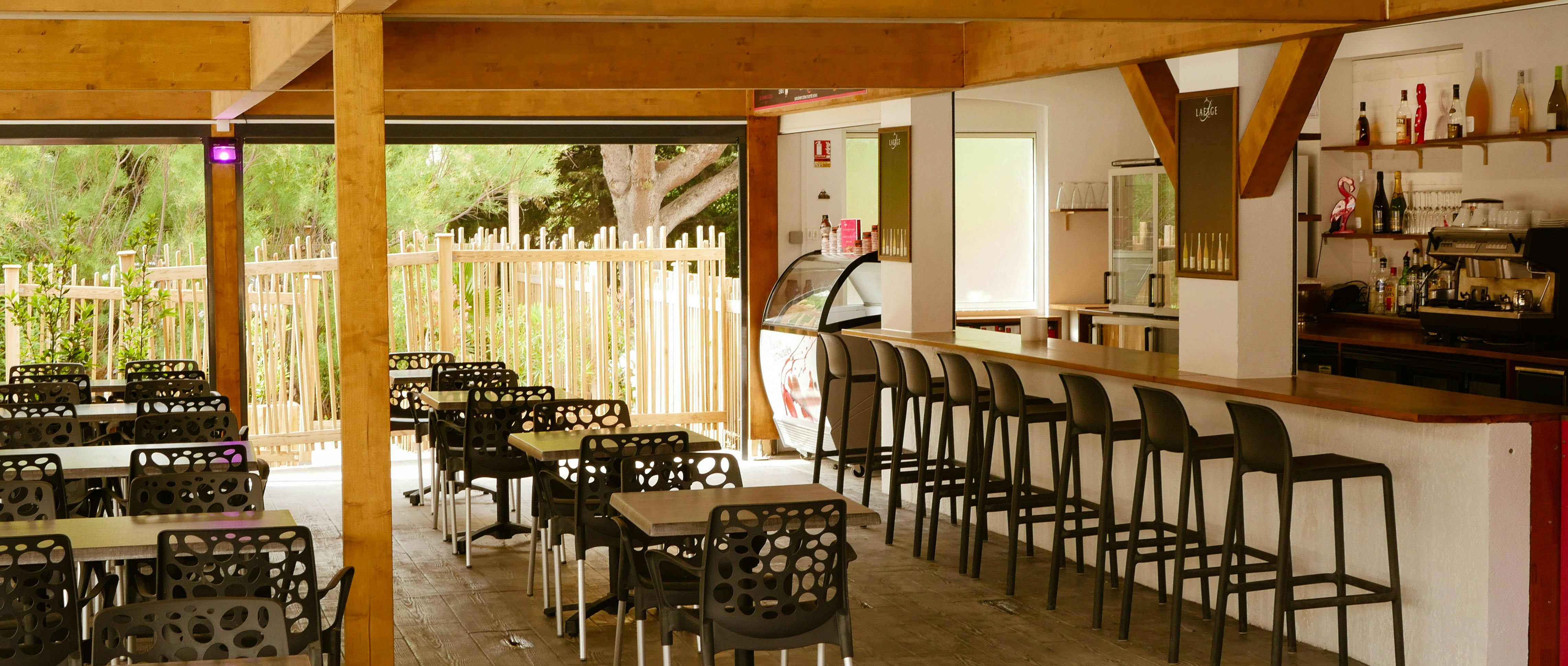 Camping Les Flamants Roses - Bar im Restaurant des Campingplatzes