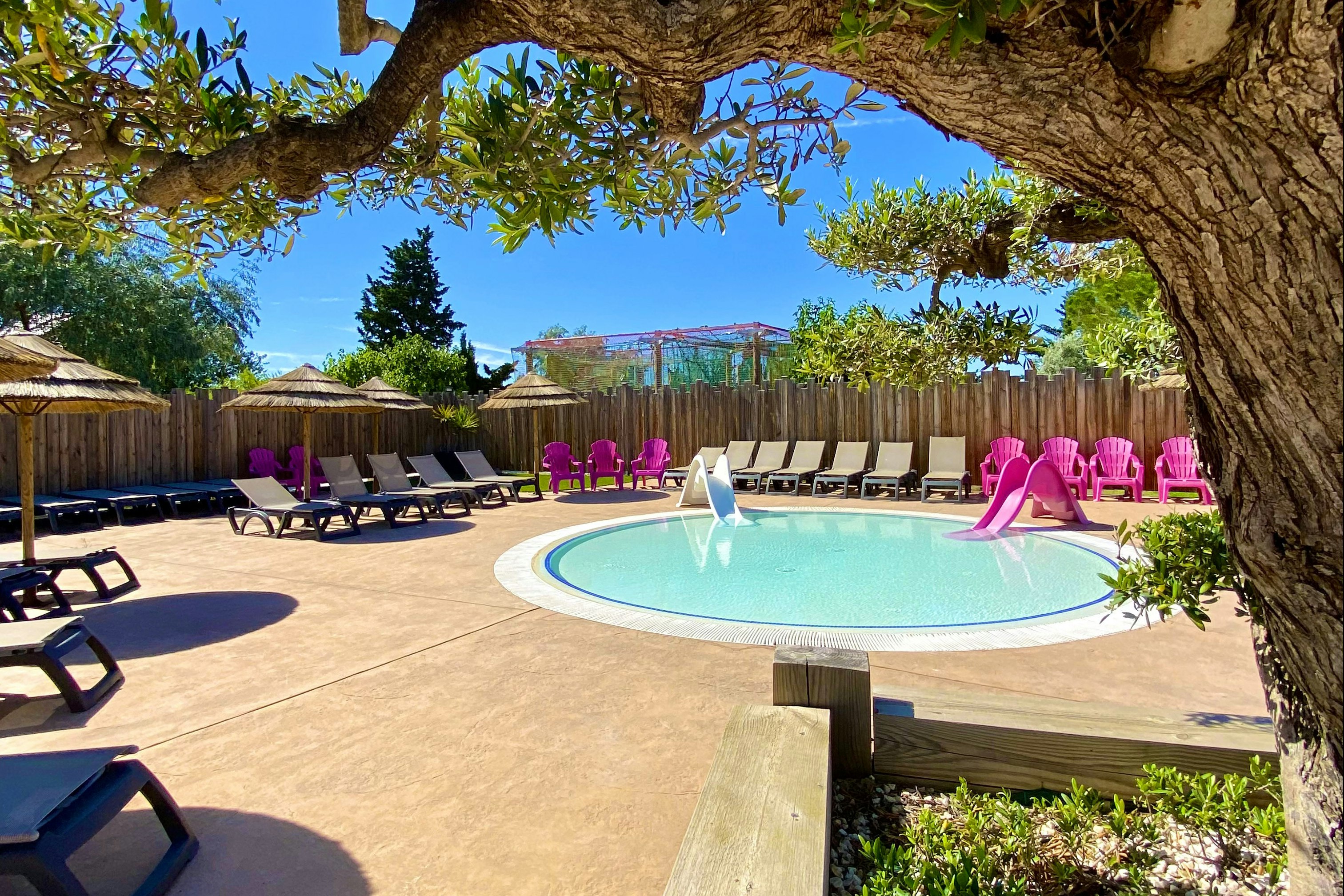 Camping Les Flamants Roses - Freibad mit Liegestühlen