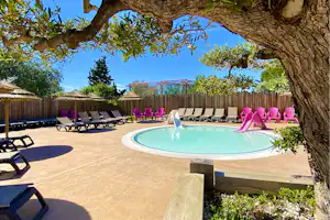Camping Les Flamants Roses - Freibad mit Liegestühlen