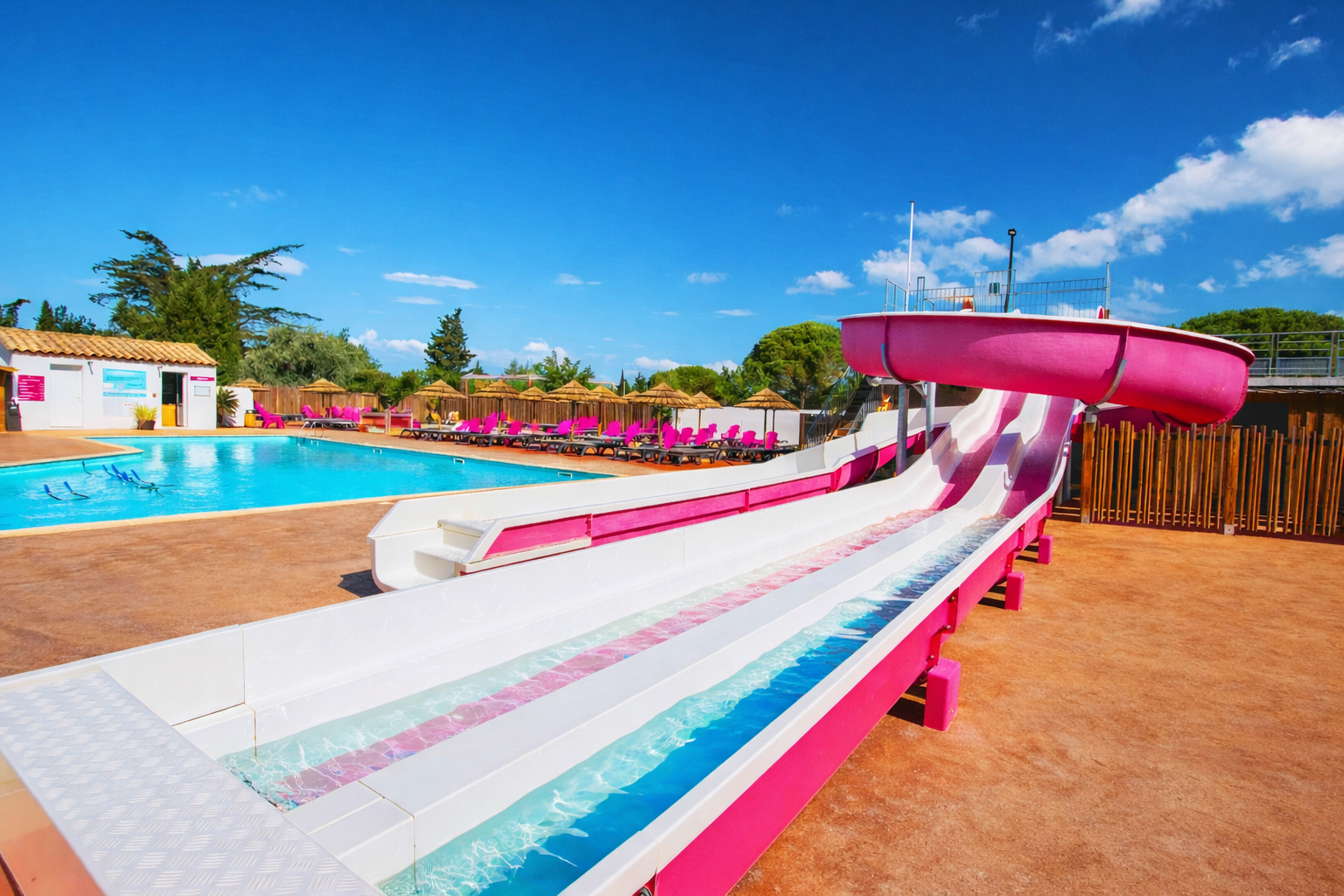 Camping Les Flamants Roses - Rutschen im Freibad des Campingplatzes