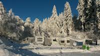 Camping Flims - Schneebedeckte Wohnwagen  auf dem Campingplatz