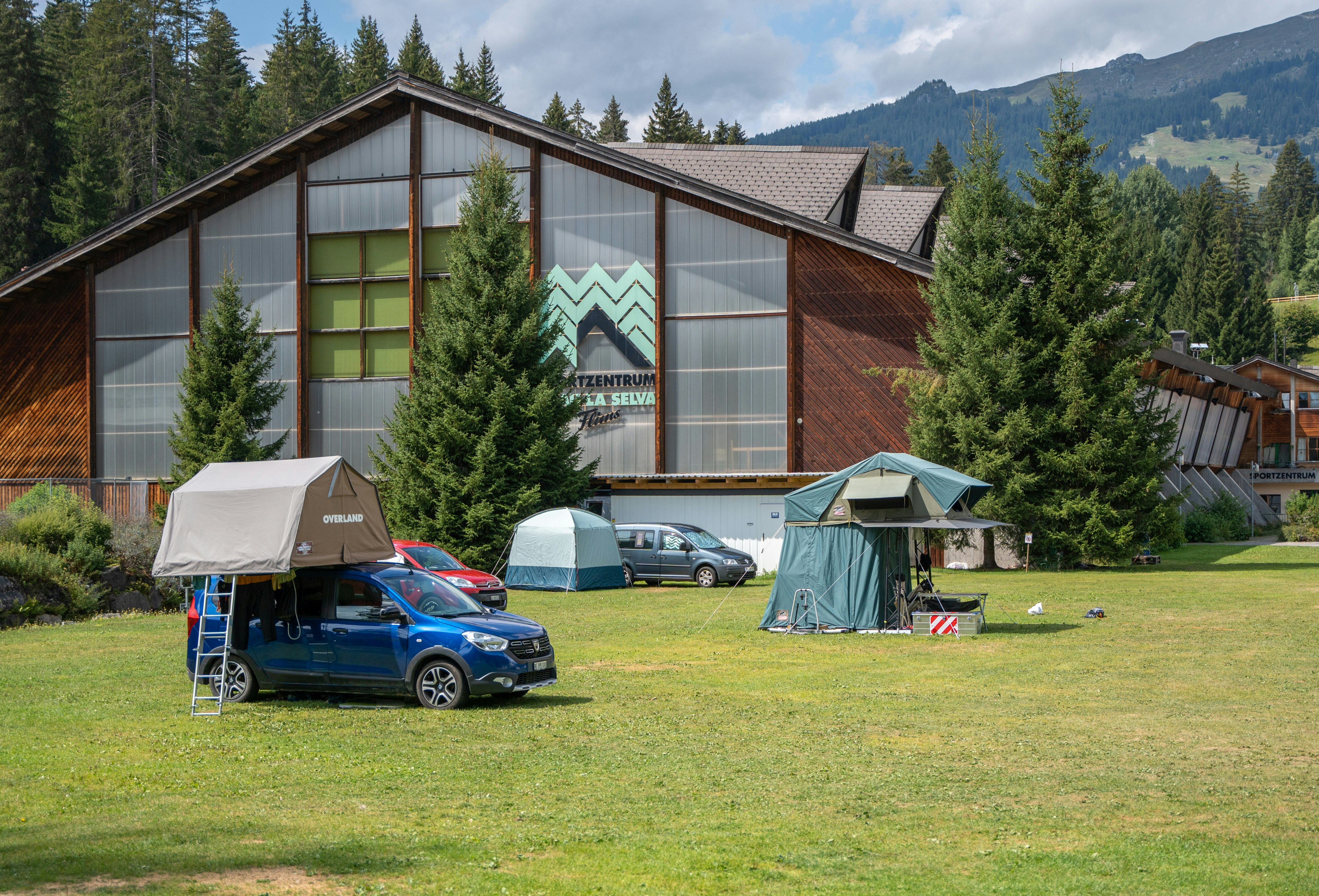 TCS Camping Flims - Blick auf die Stellplätze auf der Wiese