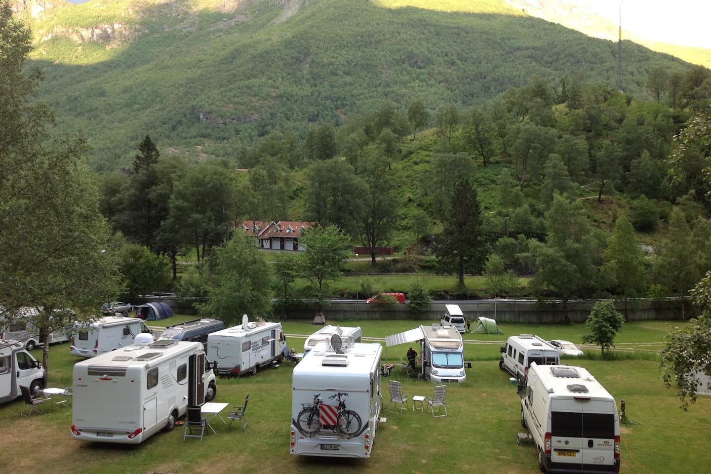 Camping Flåm - Wohnwagen- und Zeltstellplatz auf grüner Wiese auf dem Campingplatz