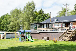 Team Camping Floreal Gossaimont - Restaurant Terrasse im Grünen auf dem Campingplatz