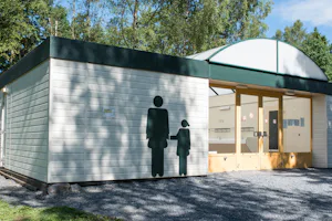 Team Camping Floreal Gossaimont - Sanitärgebäude mit Waschbecken, Spiegel, Toiletten und Duschen
