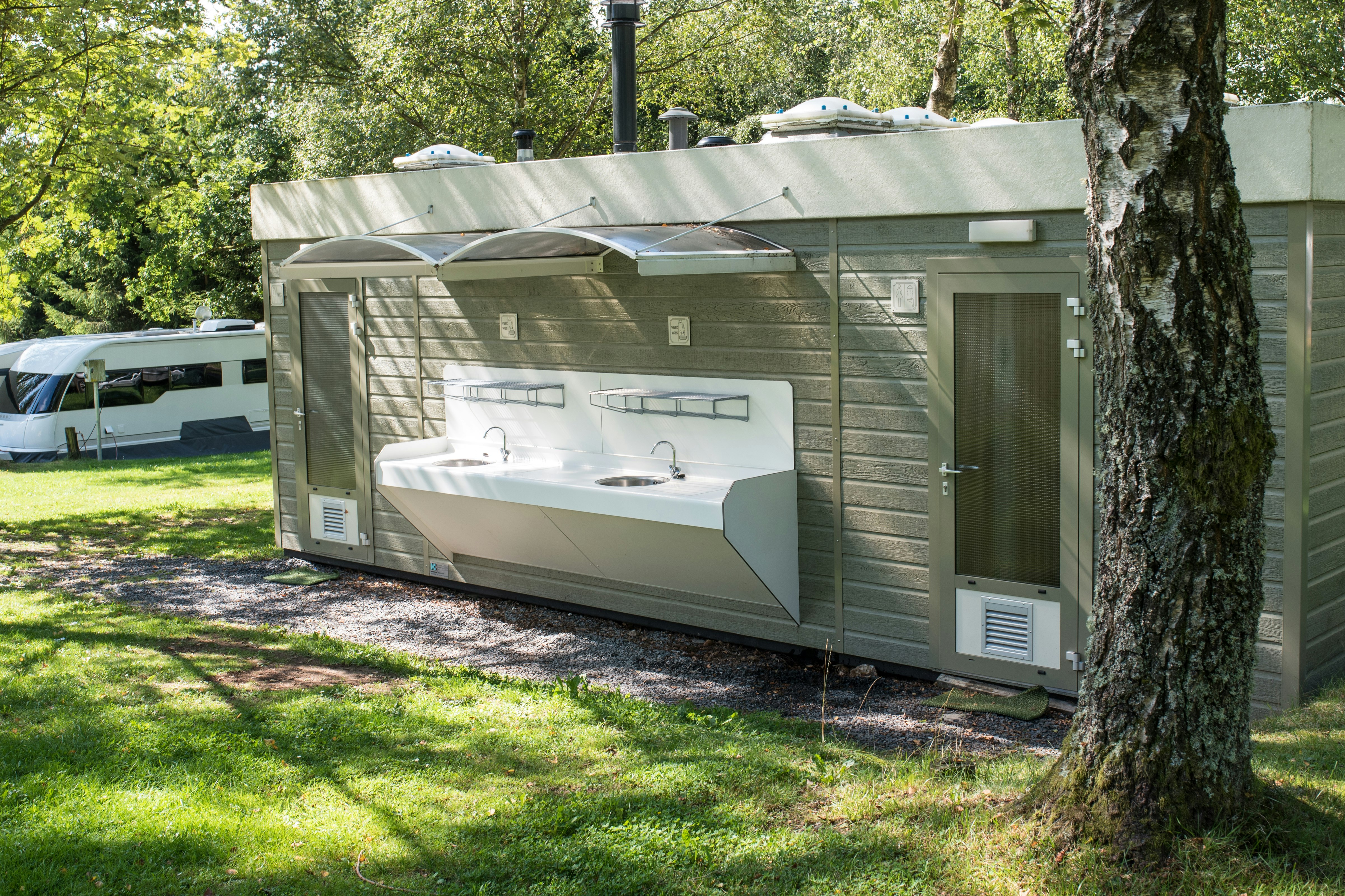 Team Camping Floreal Gossaimont - Sanitärgebäude mit Waschbecken und Toiletten 