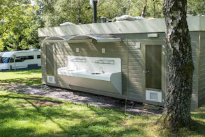 Team Camping Floreal Gossaimont - Sanitärgebäude mit Waschbecken und Toiletten