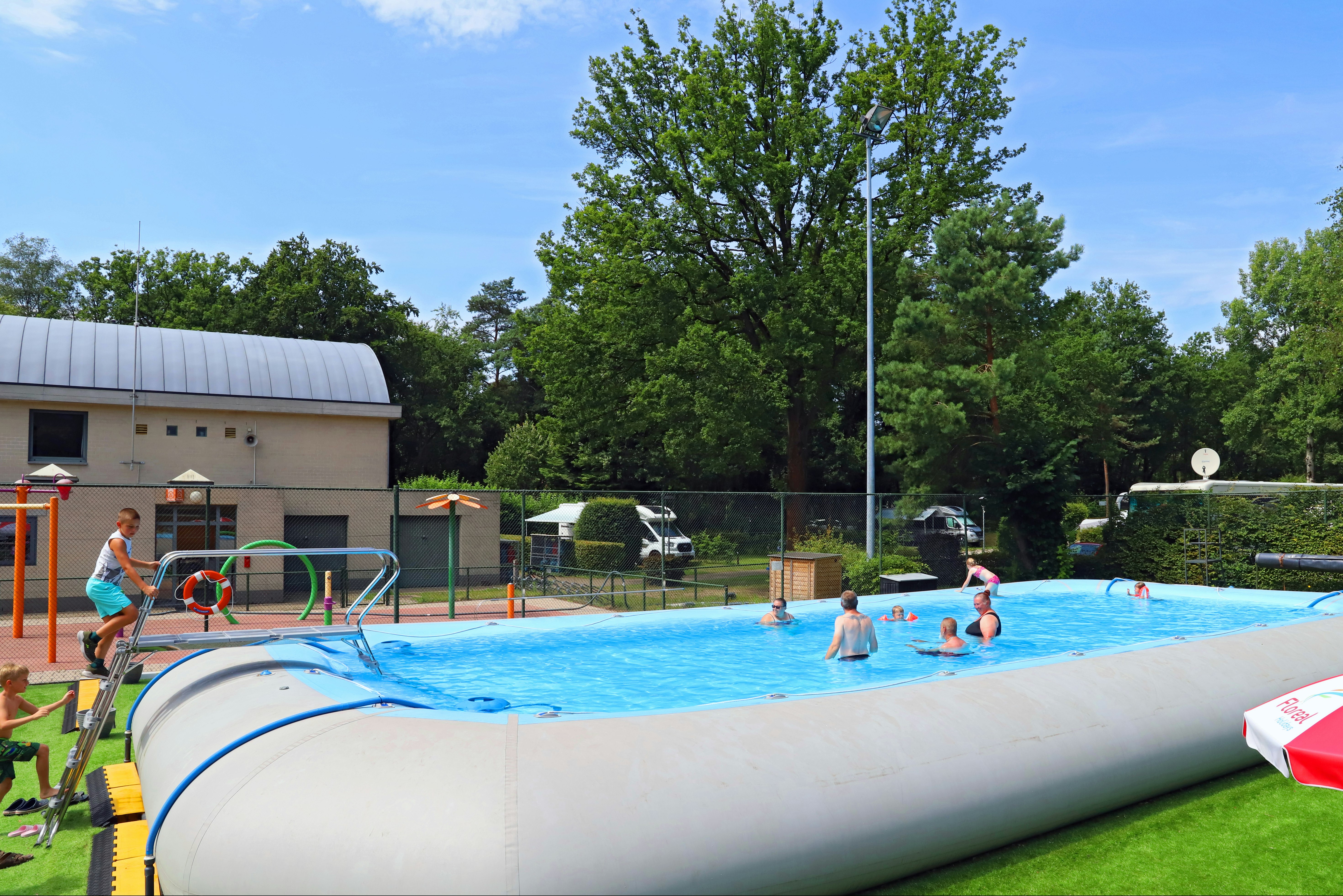 Camping Floreal Het Veen - Pool im Freien auf dem Campingplatz
