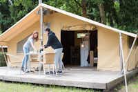 Camping Floreal Het Veen - Zeltplatz mit Gästen im Grünen auf dem Campingplatz