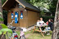 Team Camping Floreal Kempen - Mobilheim im Grünen auf dem Campingplatz mit Familie an Picknickbank
