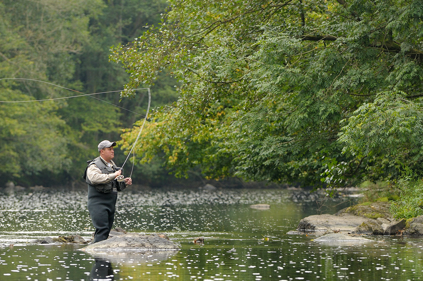 Camping Floreal La Roche en Ardenne - Camper beim Angeln im See