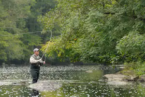 Camping Floreal La Roche en Ardenne - Camper beim Angeln im See
