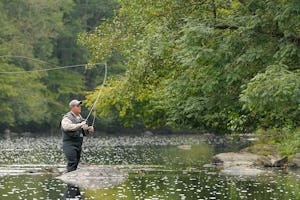 Camping Floreal La Roche en Ardenne - Camper beim Angeln im See