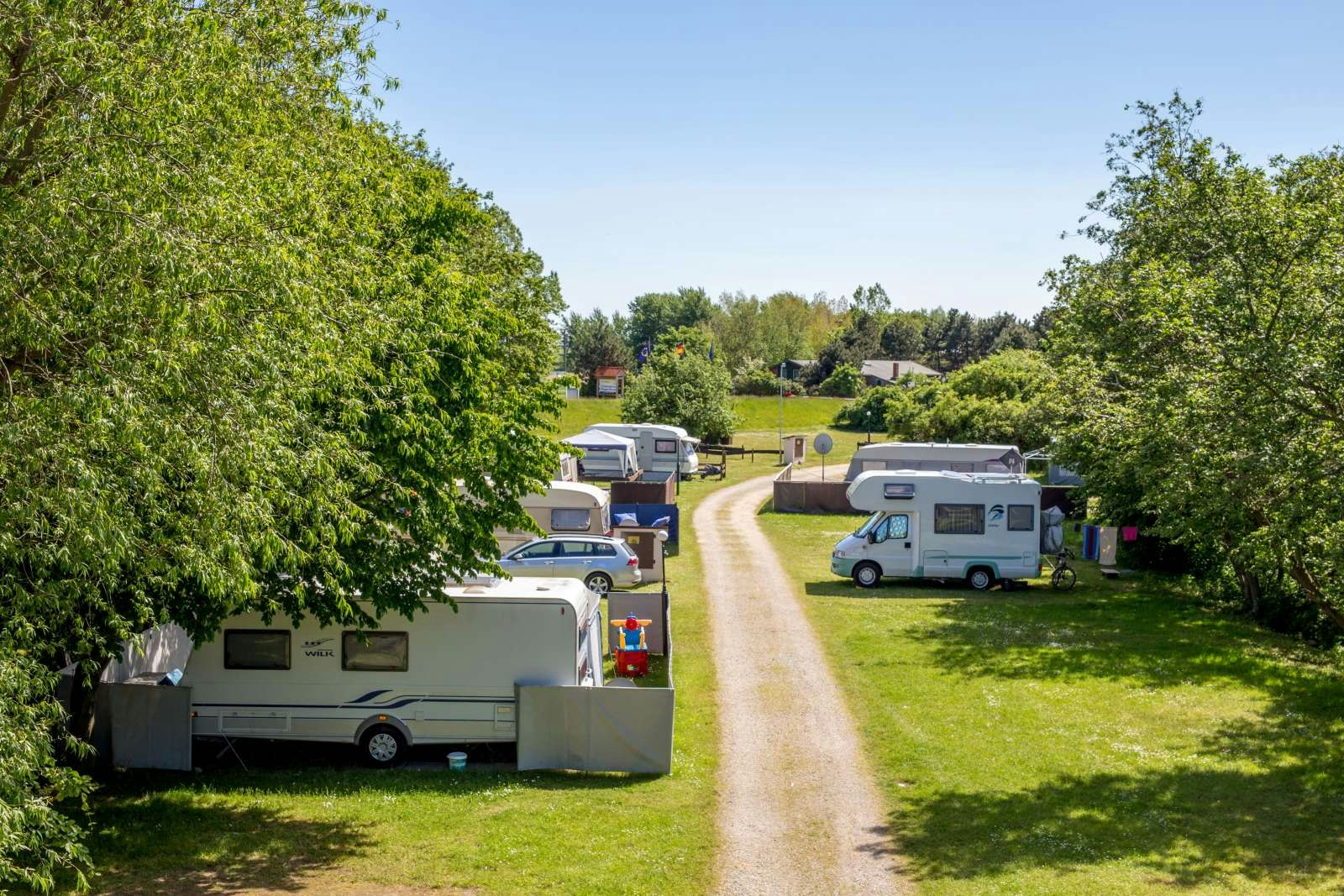Camping Flügger Strand - Wohnmobil- und  Wohnwagenstellplätze im Grünen auf dem Campingplatz