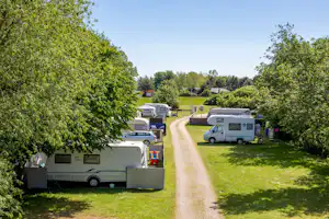 Camping Flügger Strand - Wohnmobil- und Wohnwagenstellplätze im Grünen auf dem Campingplatz
