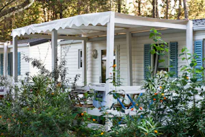 Camping Flumendosa - Mobilheim mit Veranda im Grünen auf dem Campingplatz