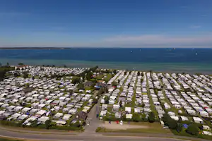 Camping Fördeblick - Stellplatz vom Campingplatz an der Ostsee aus der Vogelperspektive