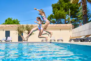 Camping La Cerise Camping Font Neuve - Pool im Freien mit Liegestühlen