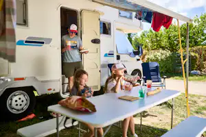 Camping La Cerise Camping Font Neuve - Standplätze auf dem Campingplatz