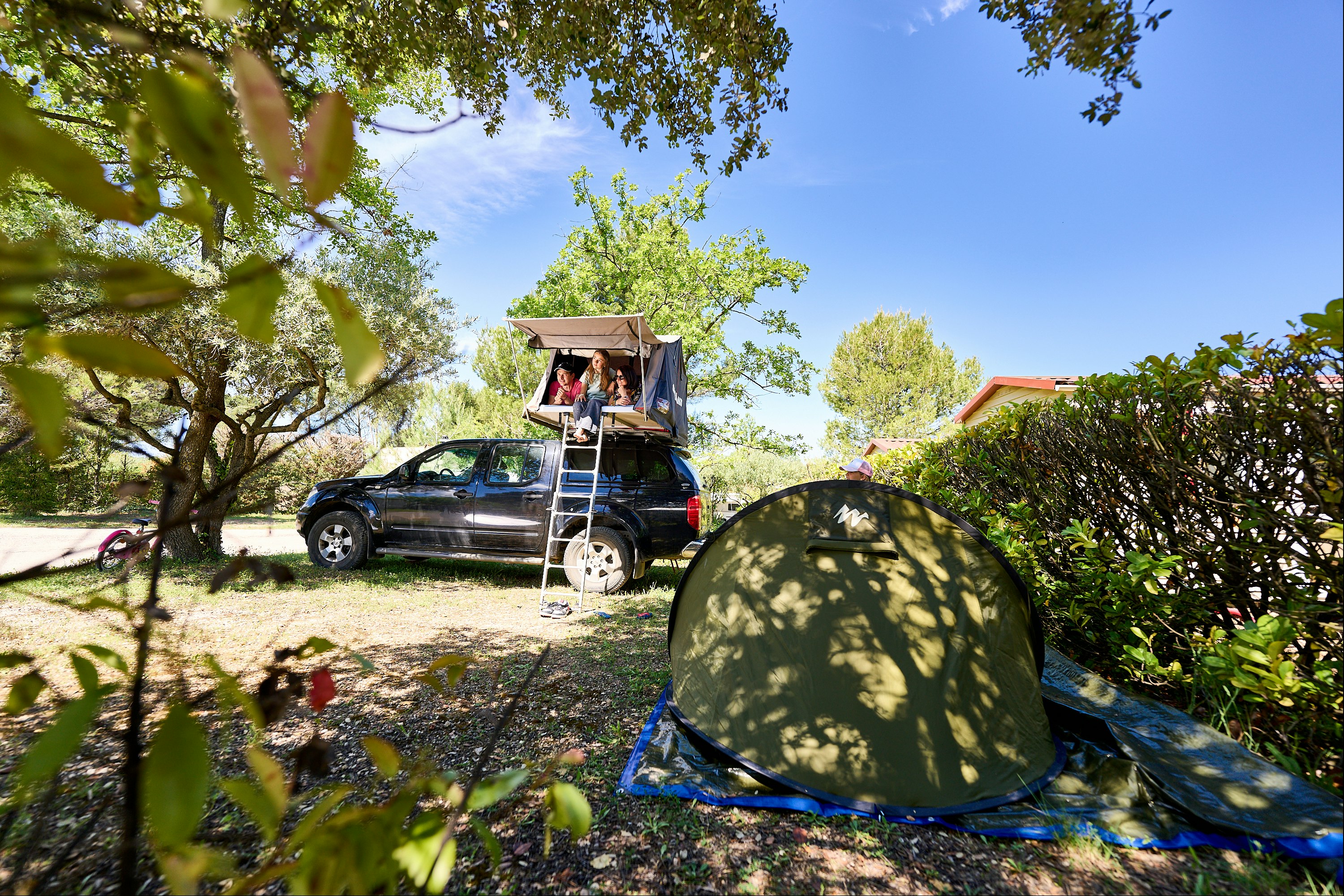 Camping La Cerise  Camping Font Neuve - Standplätze zwischen den Bäumen auf dem Campingplatz