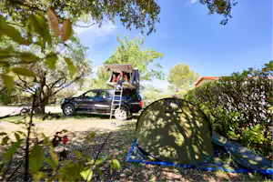 Camping La Cerise Camping Font Neuve - Standplätze zwischen den Bäumen auf dem Campingplatz