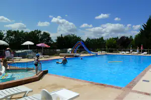 Camping Fontaine du Roc - Poolbereich auf dem Campingplatz