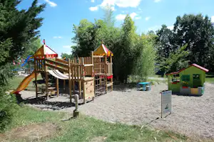 Camping Fontaine du Roc - Spielplatz auf dem Campingplatz