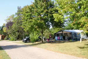 Camping Fontaine du Roc - Wohnwagen- und Zeltstellplatz im Grünen auf dem Campingplatz