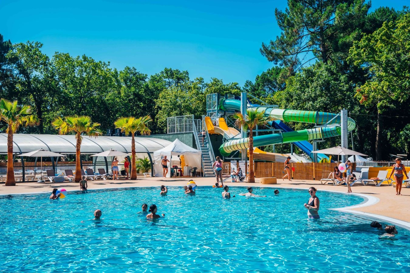 Camping Fontaine Vieille - Freibad mit Wasserrutschen auf dem Campingplatz