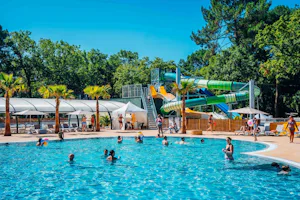 Camping Fontaine Vieille - Freibad mit Wasserrutschen auf dem Campingplatz