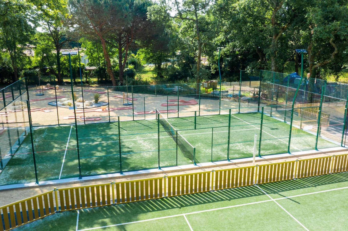 Camping Fontaine Vieille - Sportplatz auf dem Campingplatz