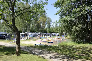 Camping Fontana - Stellplatz vom Campingplatz mit direktem Zugang zum See